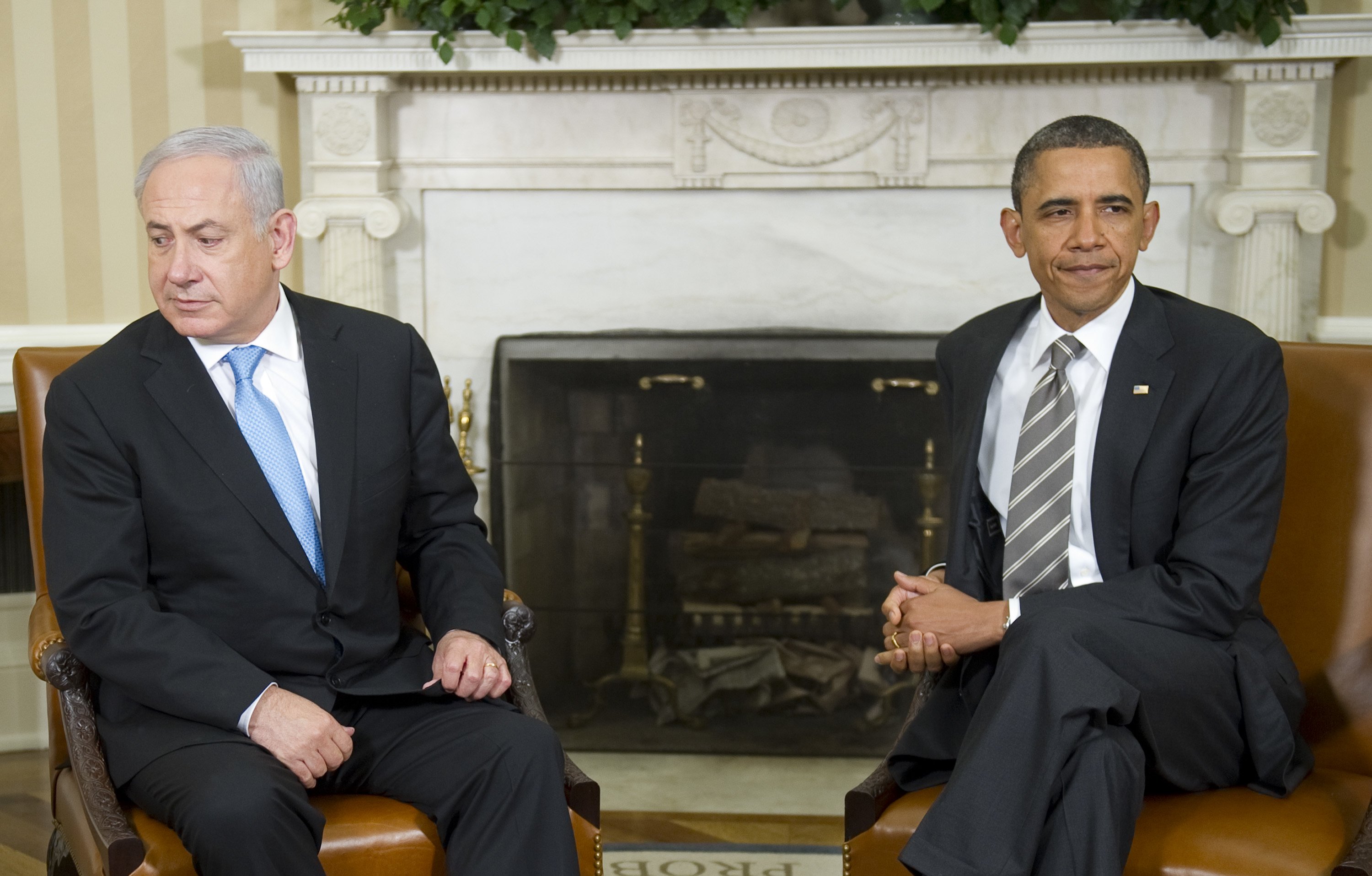 TOPSHOTS US President Barack Obama (R) meets with Israeli Prime Minister Benjamin Netanyahu in the Oval Office of the White House in Washington, DC, May 20, 2011. Obama announced on Thursday in his long-awaited speech on the "Arab Spring" revolts that territorial lines in place before the 1967 Arab-Israeli war should be the basis for a peace deal, a move Netanyahu has long opposed. TOPSHOTS / AFP PHOTO / Jim WATSON (Photo credit should read JIM WATSON/AFP/Getty Images)